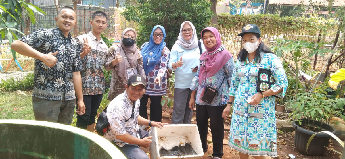 Panen ikan lele dan Tanaman Pakcoy RPTRA Budi Mulia