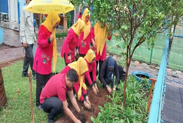 Mengikuti Kegiatan Zoom Meeting