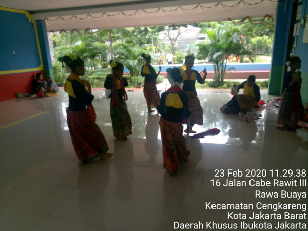 Latihan Tarian Tradisional Bersama Adik Leo