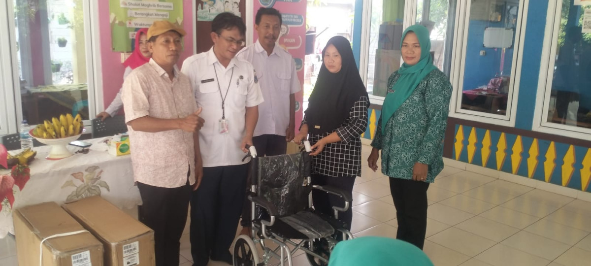 "PERESMIAN PROGRAM KESLADIS (KESEJAHTERAAN LANSIA DISABILITAS) SIMBOLIS PENYERAHAN BANTUAN SOSIAL KEPADA LANSIA DISABILITAS RW 08