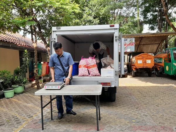 Mobil Box yang membawa sembako siap untuk mendistribusikan pangan murah ke pembeli