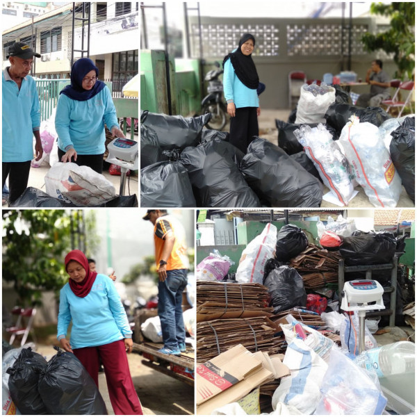 Petugas Bank Sampah menerima semua sampah kering dari para warga