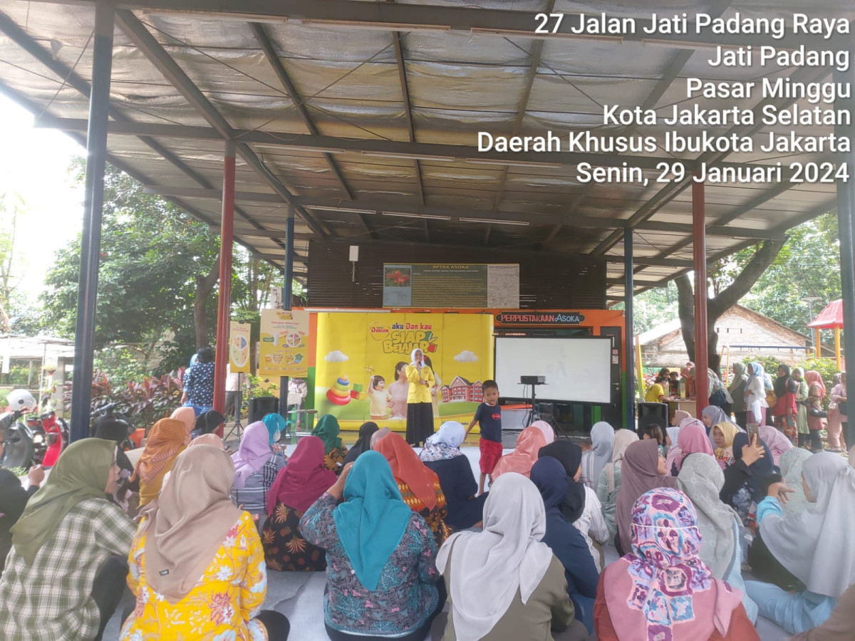 Sosialisasi tentang gizi anak dari Dancow kepada kader posyandu se kelurahan Jati Padang