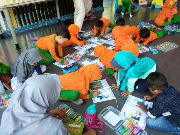 Anak-anak mewarnai gambar dibina oleh guru kelas