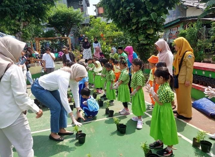 Edukasi penanaman tumbuhan dalam pot