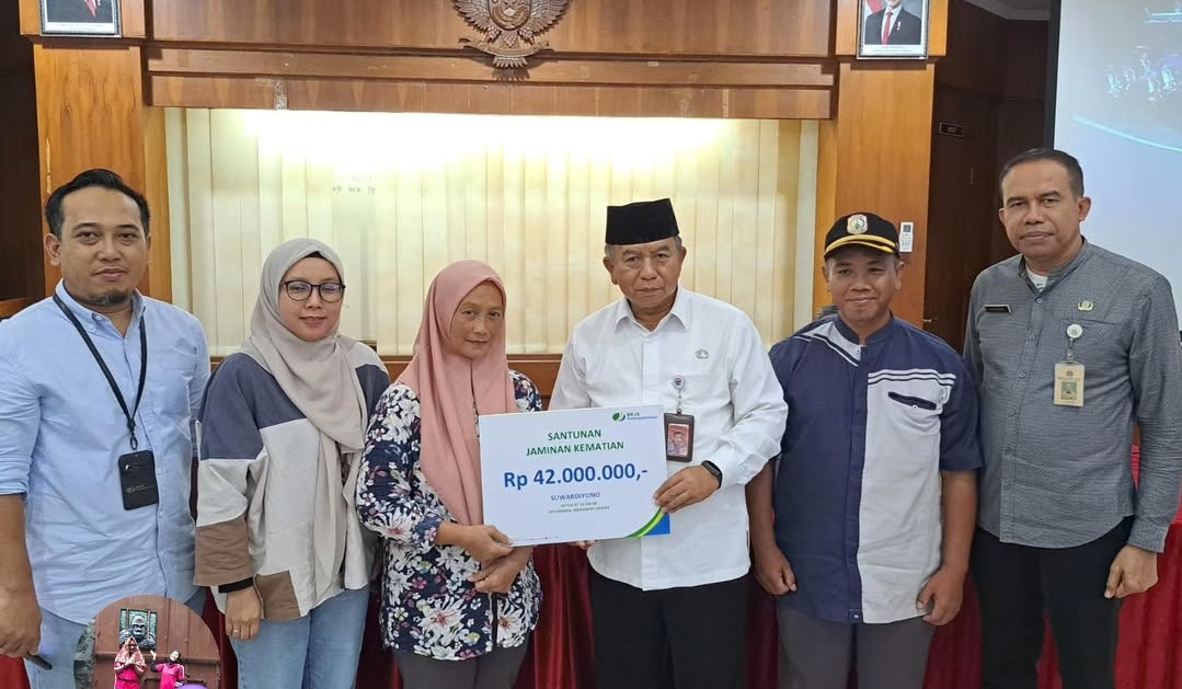 Pemberian simbolis santunan kepada ahli warisan RT 10 RW 06