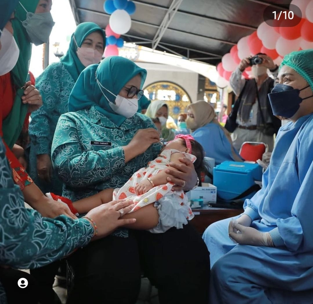 Ibu Fery Farhati memberikan tetesan obat Polio kepada salah satu anak