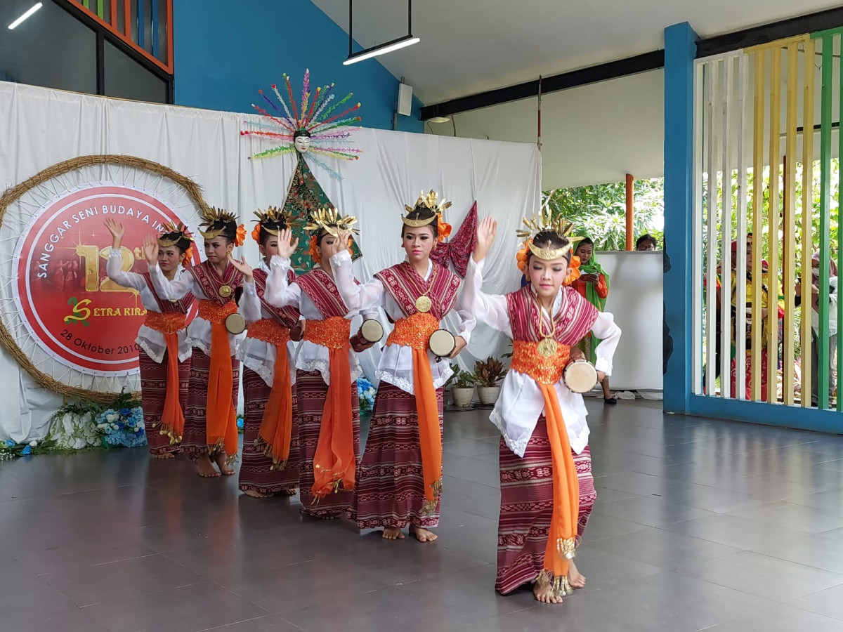 Pertunjukan Tari Tifa, Tarian dari Daerah Maluku yang dibawakan oleh murid Sanggar Ksetra Kirana