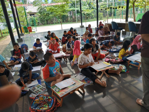 Latihan mewarnai gambar siswa-siswi SD 04 Bintaro