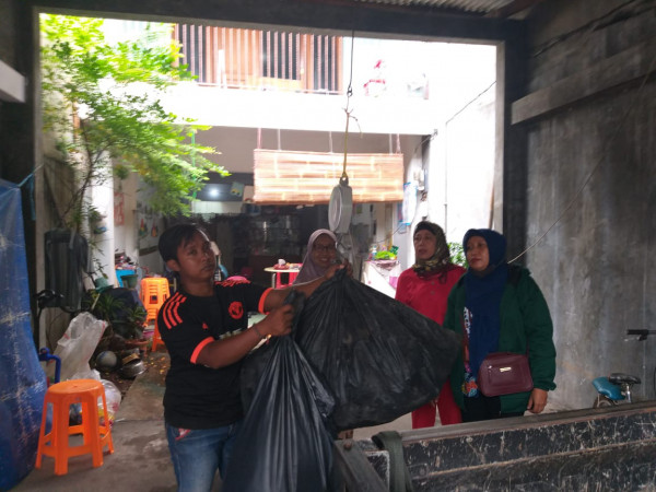 Penimbangan bank sampah RW 007