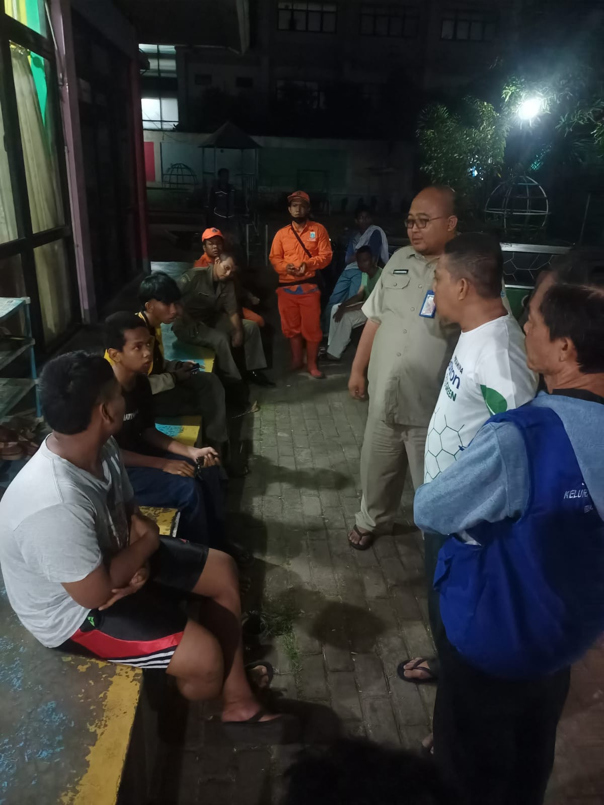 Arahan dari Staff Kelurahan Utan Kayu UtaraLMK kepada anak-anak remaja.