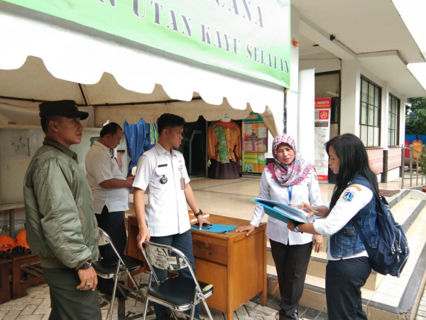 Koordinasi Kasatpel Dinas KPKP dengan Lurah Utan Kayu Selatan