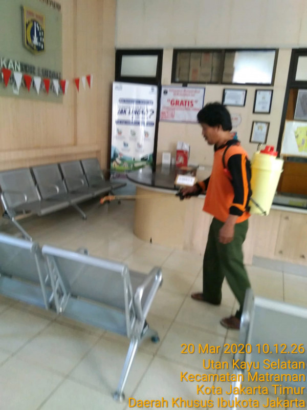 Penyemprotan kantor Kelurahan Oleh PPSU