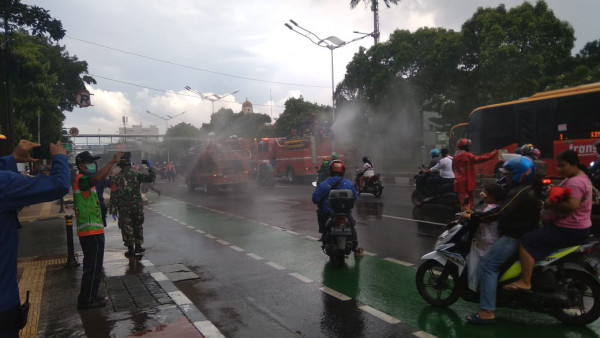 Penyemprotan disinvektan Jl. Matraman Raya dn menuju Jl Jend A Yani