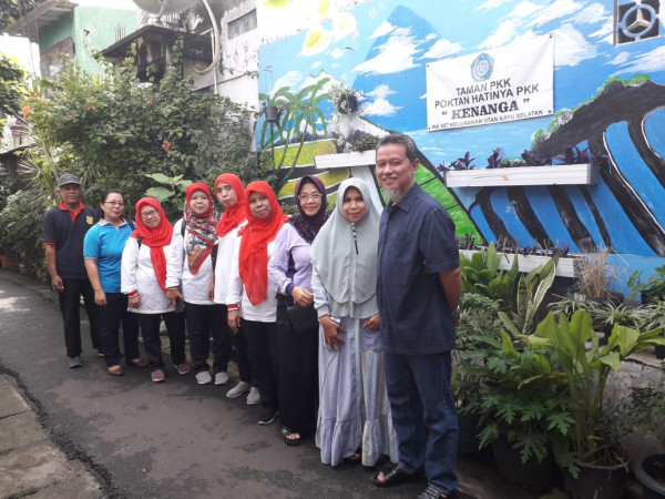 Kunjungan Ibu-Ibu PKK kelurahan di Taman PKK RW 07