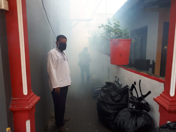 Kegiatan Fogging Dan Sosialisasi Pencegahan Covid-19 Di RW 08