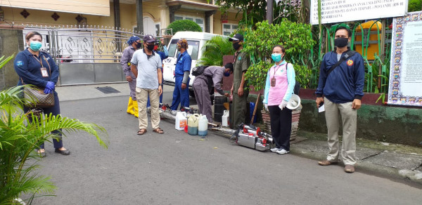 Kegiatan Fogging  RW 01 bersama Staff Kelurahan Utan Kayu Selatan