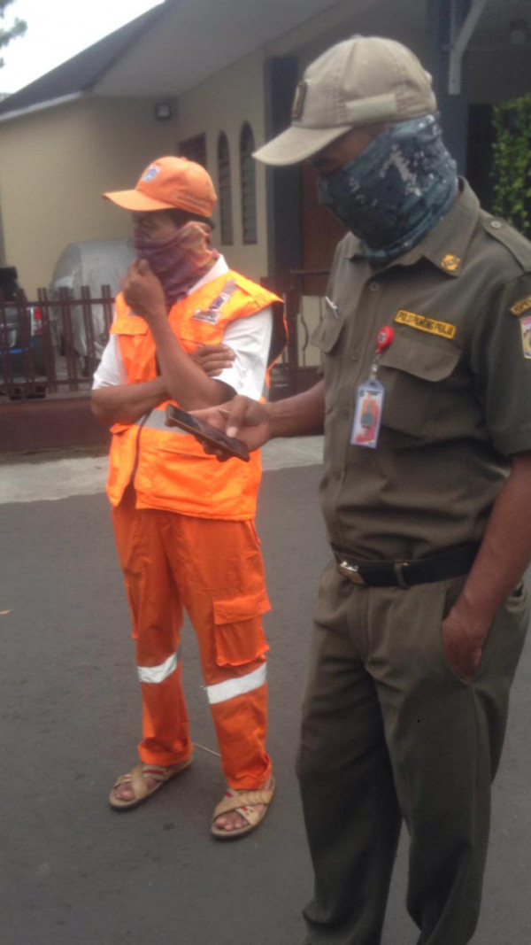 Distribusi Bantuan Sosial (Bansos) RW 010 Dibantu Oleh Tim Satpol PP dan PPSU