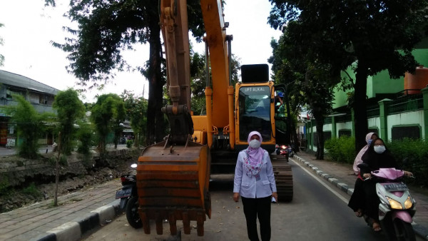 PENGERUKAN KALI DI JALAN GALUR SARI