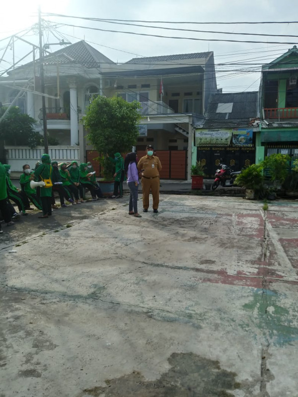 Staff kelurahan sedang bercengkrama dengan warga sekitar mengenai nyamuk demam berdarah