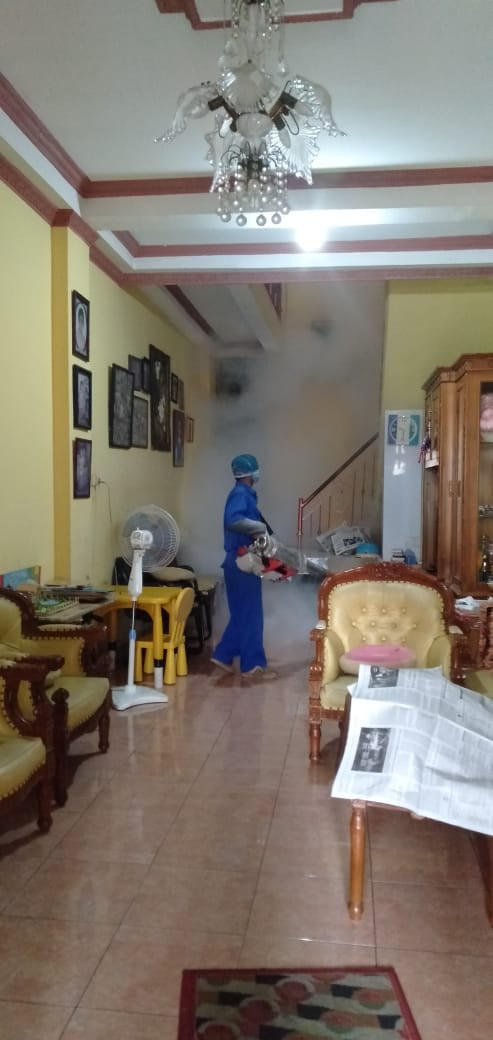 Fogging disalah satu rumah warga