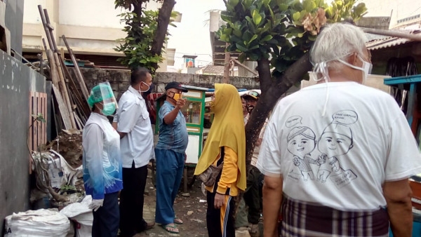 Staff kelurahan sedang bercengkrama dengan warga sekitar mengenai nyamuk demam berdarah