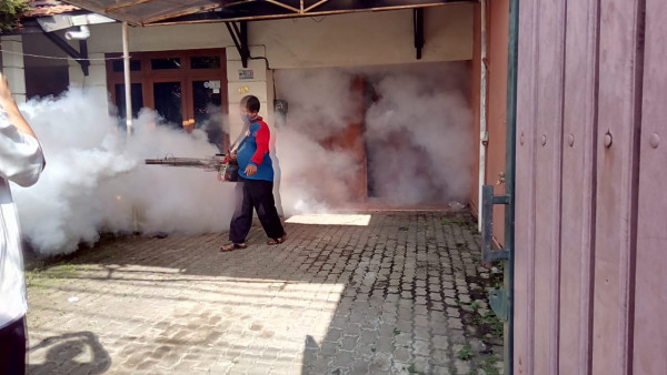 Fogging yang dilakukan dirumah warga