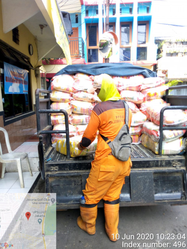 Penyaluran Bansos dibantu oleh tim PPSU utan kayu selatan