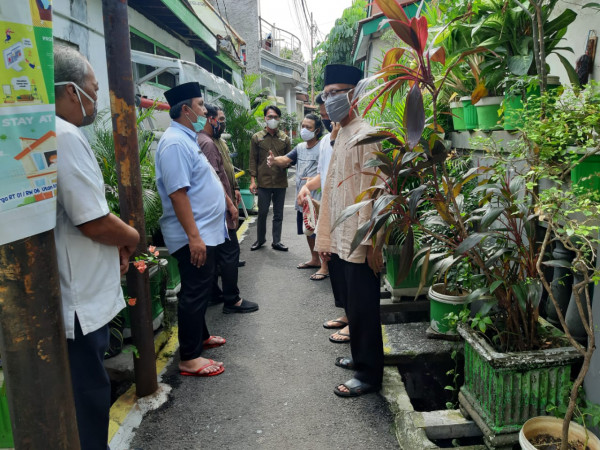 Monitoring kampung sehat RW 06 oleh staff kelurahan