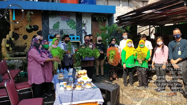 Foto bersama di RW 06 mengenai kampung sehat