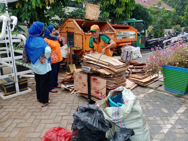 Monitoring Penimbangan Bank Sampah Kantor Kelurahan Utan Kayu Selatan