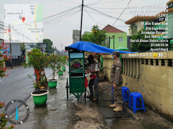 Penertiban Pedagang di trotoar oleh Satuan Polisi Pamong Praja Kelurahan Utan Kayu Selatan