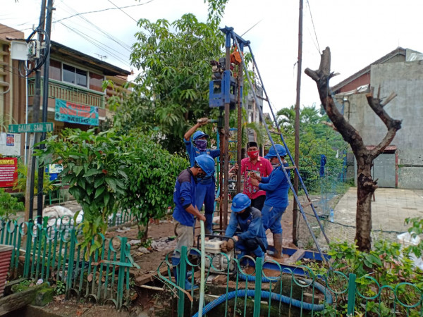 Pembuatan Sumur Resapan depan Kantor RW001 