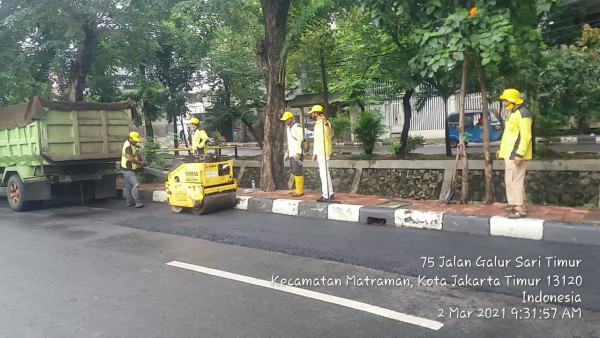 Monitoring Pengaspalan Jalan di Kelurahan Utan Kayu Selatan oleh Staff Kesra Kelurahan Utan Kayu Selatan