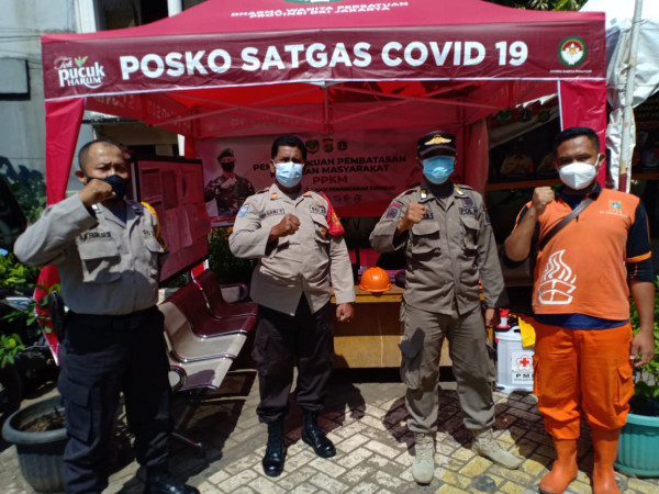 Bhabinkamtibmas dan Satpol PP, PPSU UKS POSKO di PPKM MIKRO UKS