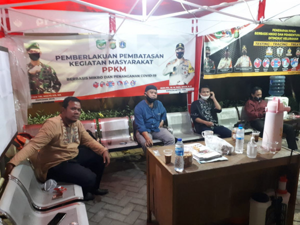 Piket di Posko dalam Rangka PPKM Kel. UKS bersama Staf dan PPSU Kel. UKS.