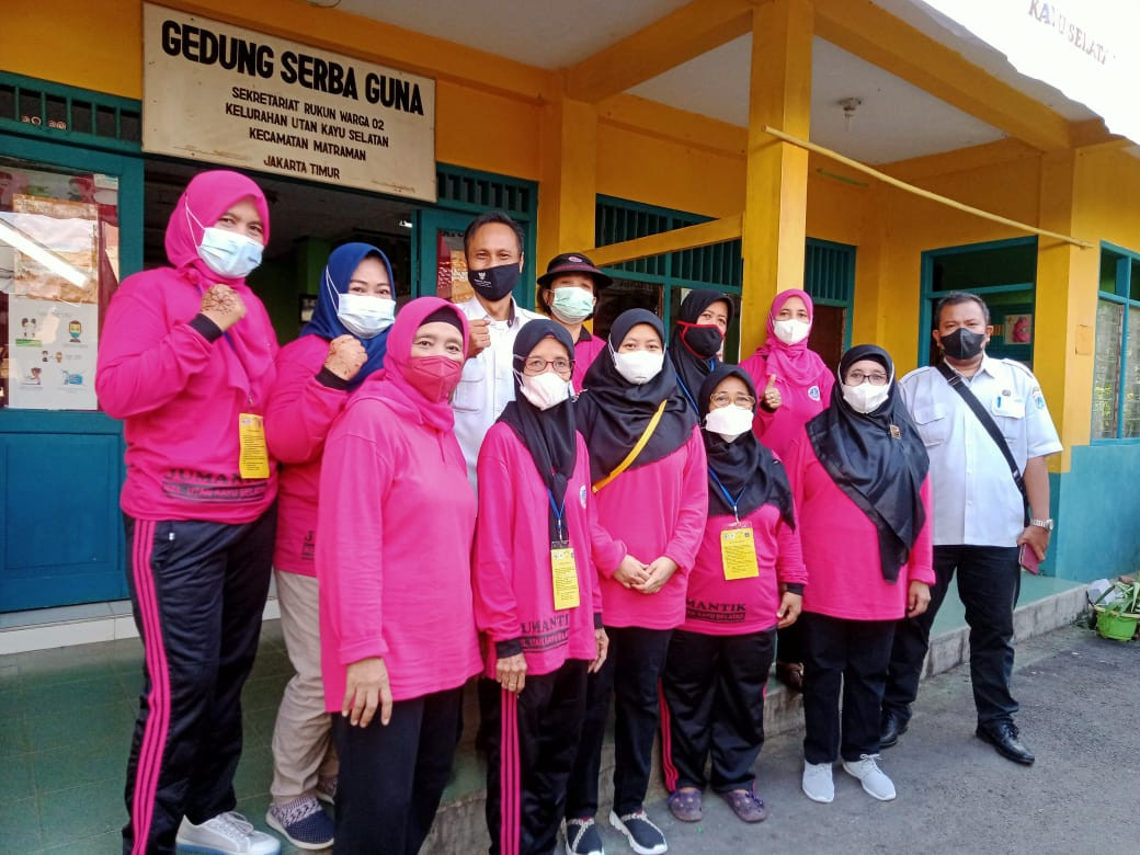 Foto bersama Staff Kelurahan Utan Kayu Selatan