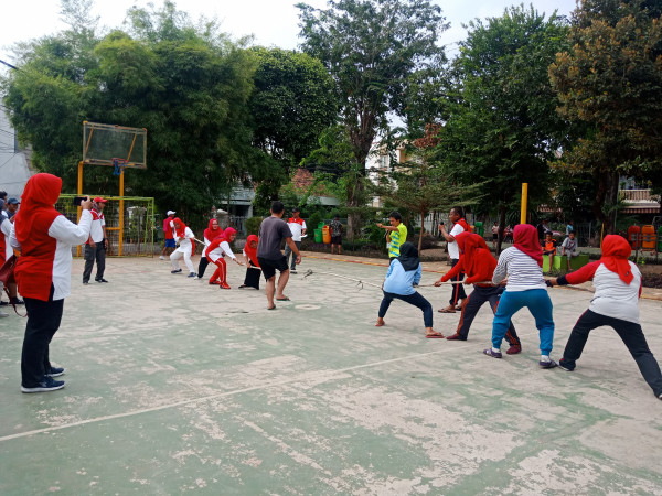 Lomba tarik tambang