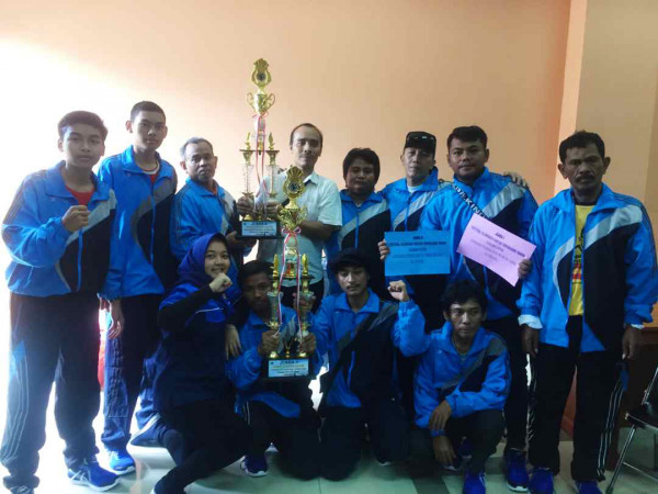 Pembagian Piala Lomba Catur