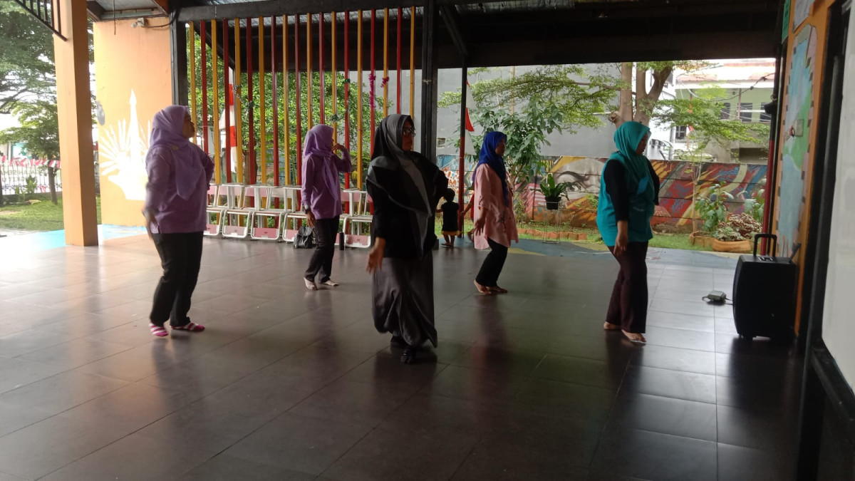 LATIHAN MENARI GURU PAUD