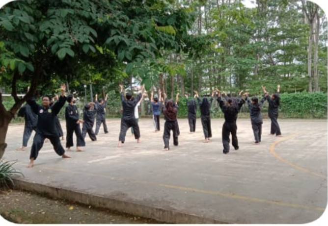 LATIHAN PENCAK SILAT SWADAYA PHS (PERISAI HATI SILIWANGI)