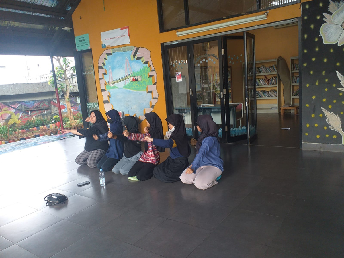 LATIHAN MENARI SMP 203