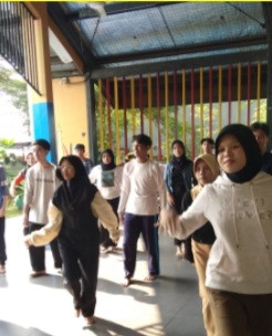 LATIHAN MENARI SMP 179