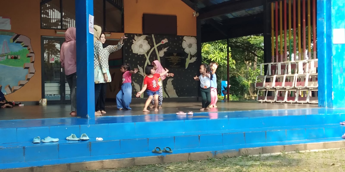 latihan menari siswa bimba