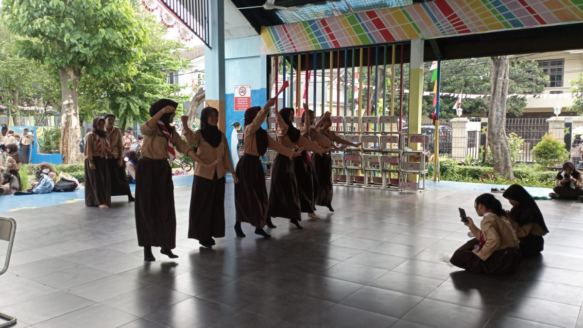 LATIHAN MENARI SMP 184