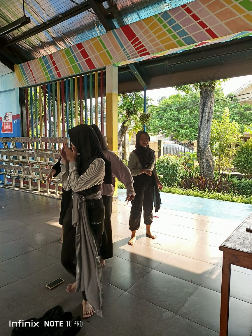 LATIHAN MENARI SMP 203