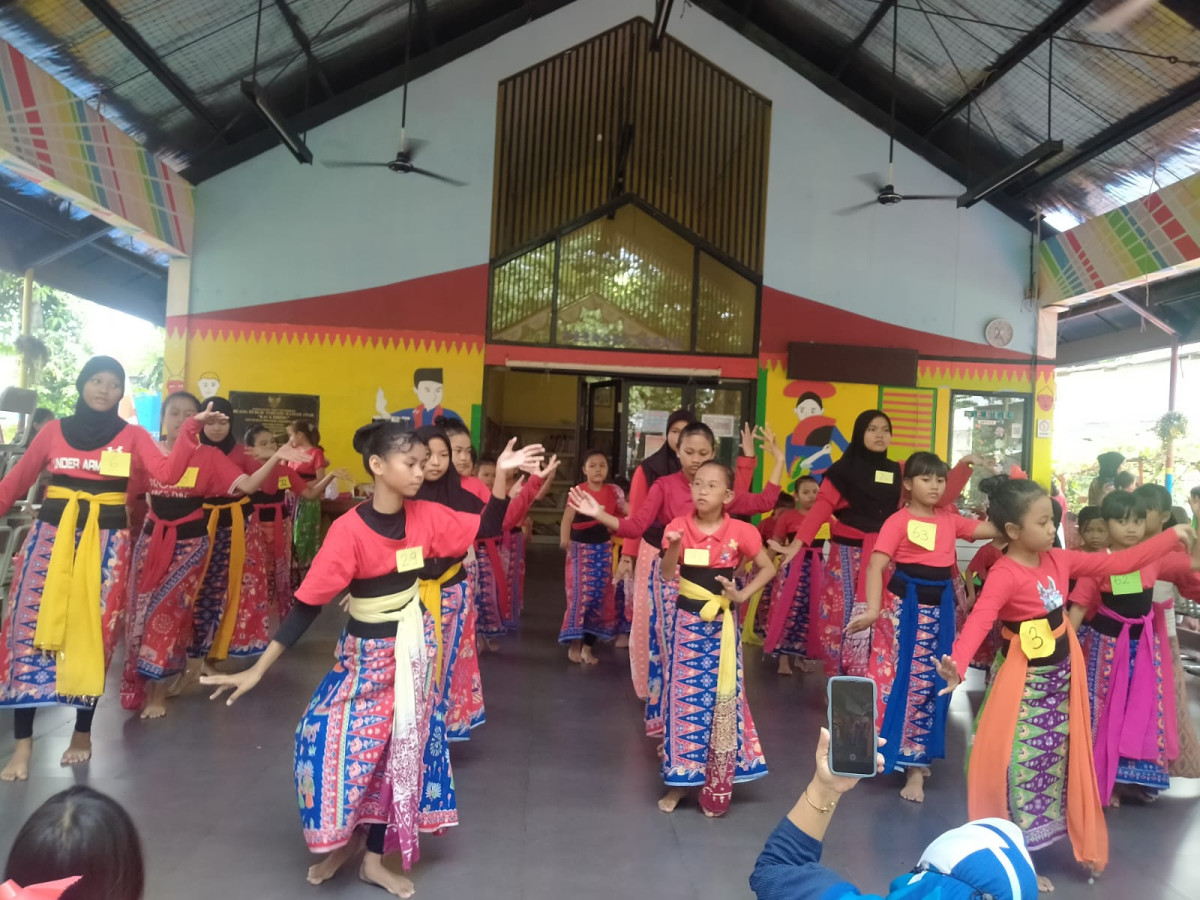 LATIHAN MENARI SUDIN KEBUDAYAAN