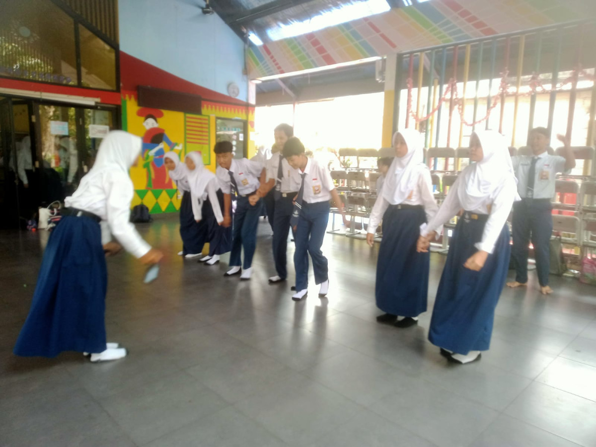 LATIHAN MENARI DAN MENYANYI SMP 91