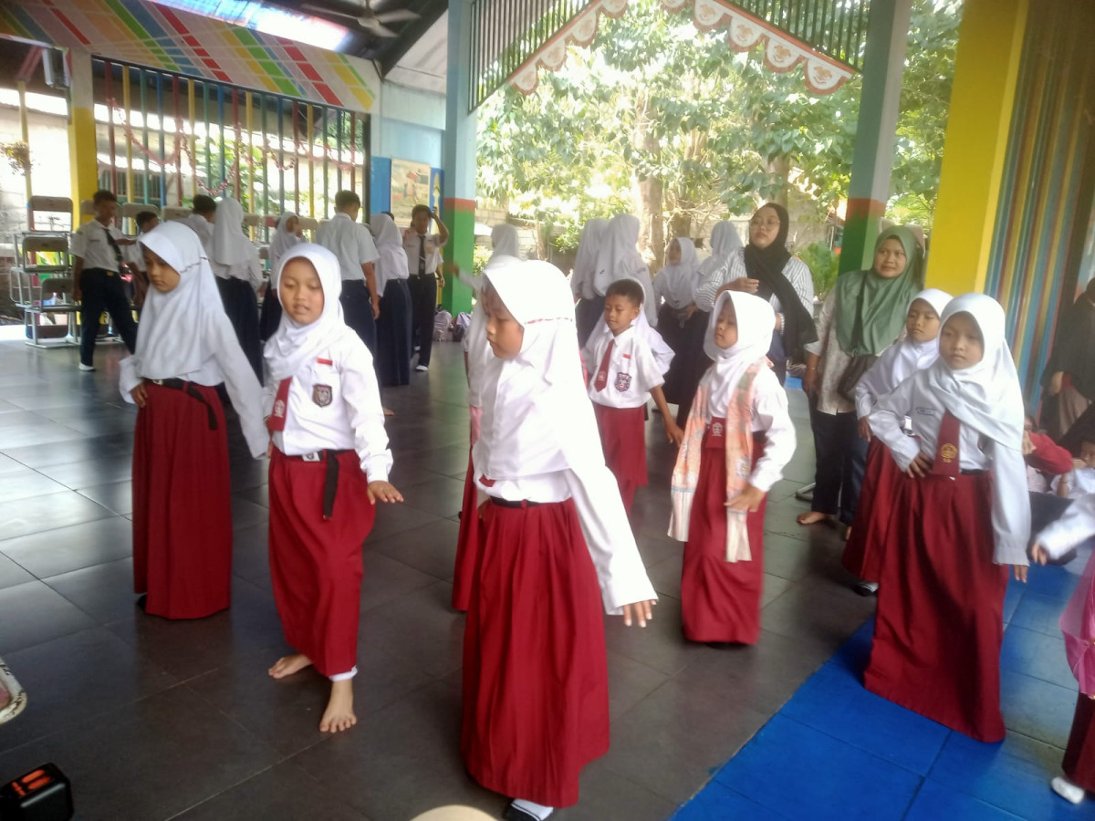 LATIHAN MENARI SD 09