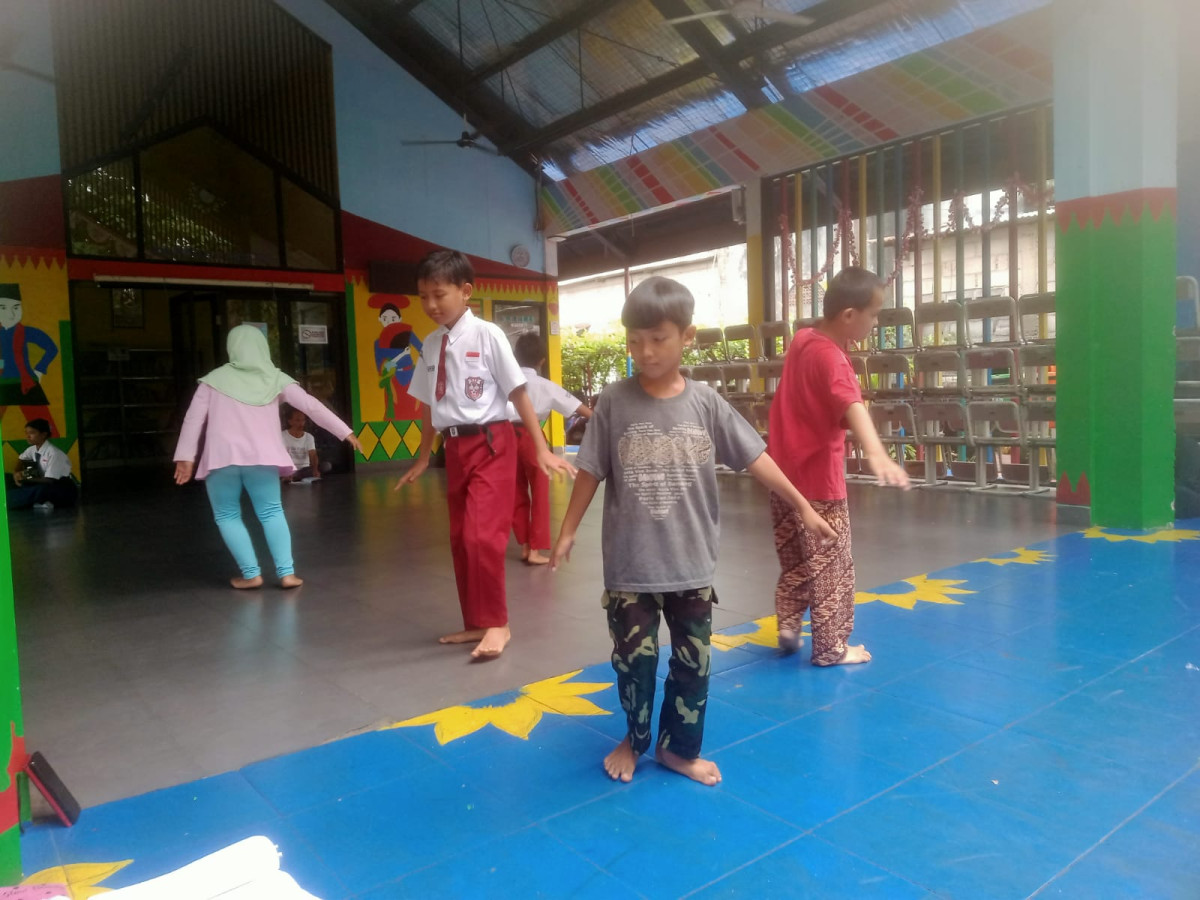 LATIHAN MENARI SD 09